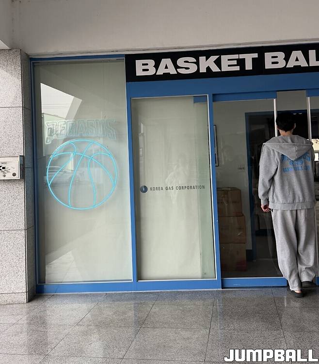 ▲오후 운동을 위해 클럽하우스로 들어가던 김민규의 뒷모습