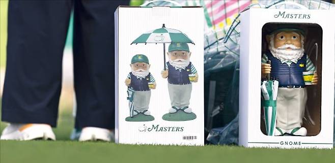 한 패트런이 미국 조지아주 오거스타 내셔널GC에서 놈 인형 등 마스터스 대회 기념품을 구입한 뒤 바닥에 내려두고 있다. 마스터스 조직위원회 제공