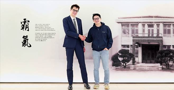 지난 2일 서울 삼일빌딩에서 최성환 SK네트웍스 사업총괄 사장(오른쪽)은 아르튀르 멘슈 미스트랄 AI CEO와 만났다. /SK네트웍스 제공