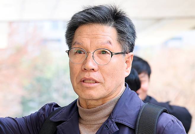 일본군 위안부 피해자를 모욕하는 시위를 벌여온 극우 성향 시민단체 위안부법폐지국민행동 김병헌 대표가 지난달 20일 서울 서초구 서울중앙지법에서 열린 구속 전 피의자 심문(영장실질심사)에 출석하고 있다. 연합뉴스