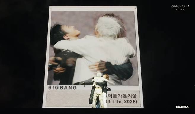 그룹 빅뱅이 12일(현지시간) 미국 캘리포니아에서 열린 대형 음악 축제 ‘코첼라 밸리 뮤직 앤드 아츠 페스티벌’ 무대에서 서로를 껴안고 있는 모습. 코첼라 유튜브 캡처