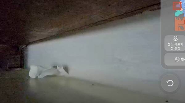 로보락 신제품 카메라가 촬영한 가구 아래쪽 ‘먼지의 허브’ 촬영 장면. 정옥재 기자