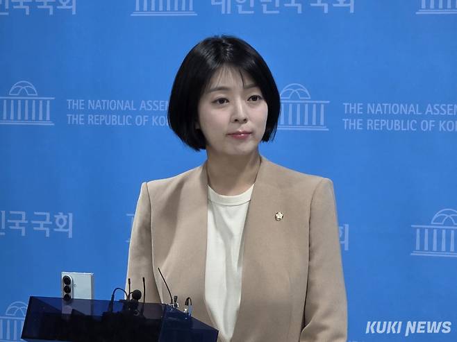 배현진 국민의힘 의원이 지난달 5일 서울 여의도 국회 소통관에서 법원의 징계효력 가처분 신청 인용 직후 기자회견을 하고 있다. 김건주 기자