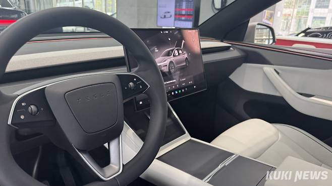 모델 Y L의 실내 모습. Y L도 테슬라의 다른 모델과 마찬가지로 '미니멀'을 추구한다. 대부분의 기능을 디스플레이를 통해 실행할 수 있다. 김수지 기자&nbsp;&nbsp;