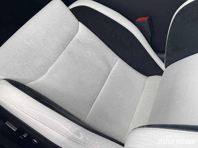 테슬라 코리아 강남 전시장에 전시된 차 시트의 대부분이 이염되어 있었다. 김수지 기자&nbsp;