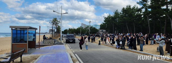 최근 강릉지역엔 경포·솔올·남산 등 3대 벚꽃축제가 열려 국내 62만여명의 관광객들이 다녀간데 이어 고양에서 열린 BTS콘서트의 영향으로 한류 관광지로 입소문 난 주문진 BTS 버스정류장을 찾는 외국인 관광객의 발걸음이 끊임없이 이어지는 등 국내외 관광객의 방문이 눈에 띄게 증가하고 있다. 주문진 BTS버스정류장 모습. 전인수