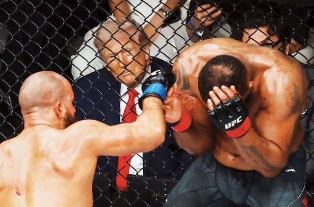 도널드 트럼프 미국 대통령이 11일(현지시간) 플로리다주 마이애미 카세야센터에서 열린 종합격투기 ‘UFC 327’ 경기를 관전하고 있다. 그는 파키스탄 수도 이슬라마바드에서 미국과 이란의 개전 후 첫 대면 협상이 ‘노딜’로 끝날 때도 관중석에 있었다. 로이터연합뉴스