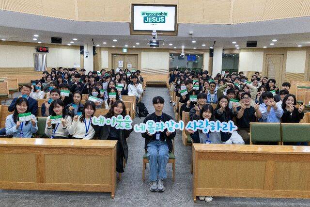 최근 서울 종로구 서대문교회가 종려주일을 맞아 생명나눔예배를 드린 뒤 단체 사진을 촬영하고 있다. 아래쪽 사진은 한 성도가 이날 예배 후 장기기증 희망등록 서약서를 제출하는 모습. 사랑의장기기증운동본부 제공