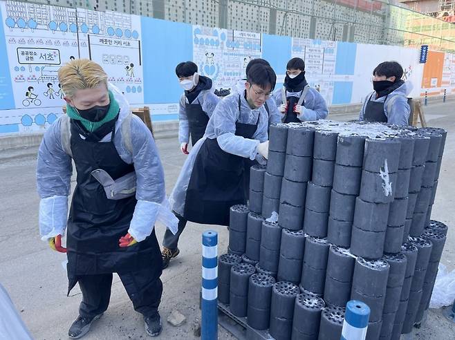 지난 2월 교회 청년들이 자발적으로 봉사조직을 만들어 연탄 봉사를 하는 모습. 안산제일교회 제공