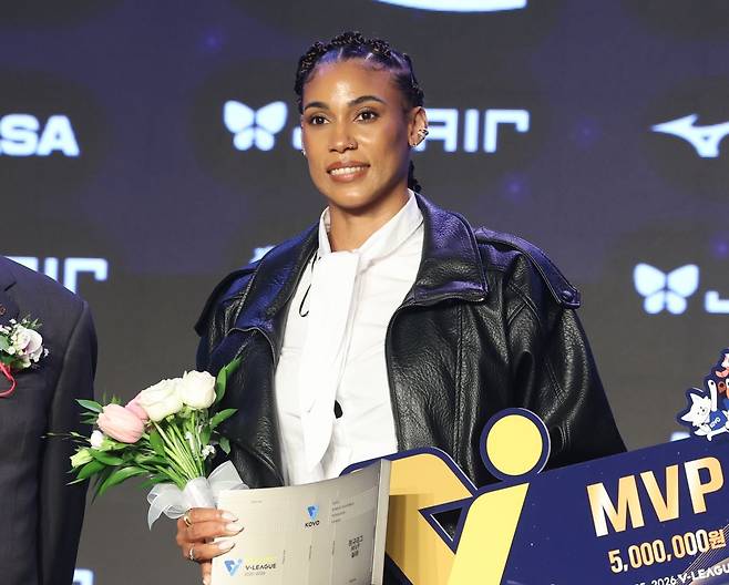 GS칼텍스 실바가 13일 서울 광진구 그랜드워커힐 호텔에서 열린 2025-2026 V리그 시상식에서 여자부 정규리그 최우수선수(MVP)에 선정된 뒤 기념 사진을 찍고 있다. 연합뉴스