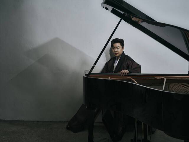 정조테마공연장에서 선보이는 ‘고영열 피아노 병창 춘향’의 소리꾼 고영열. 수원문화재단 제공