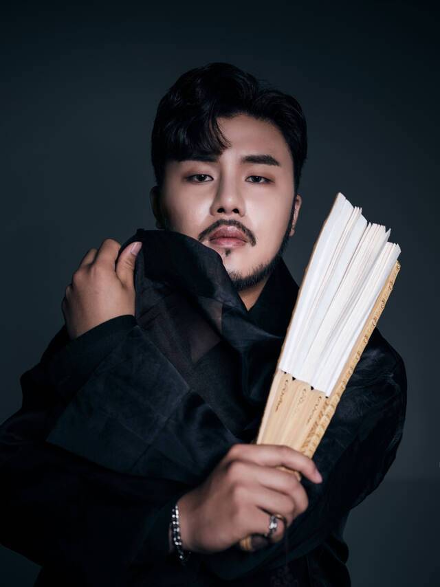 정조테마공연장에서 ‘유태평양 판을 깨다’ 공연을 선보이는 소리꾼 유태평양. 수원문화재단 제공