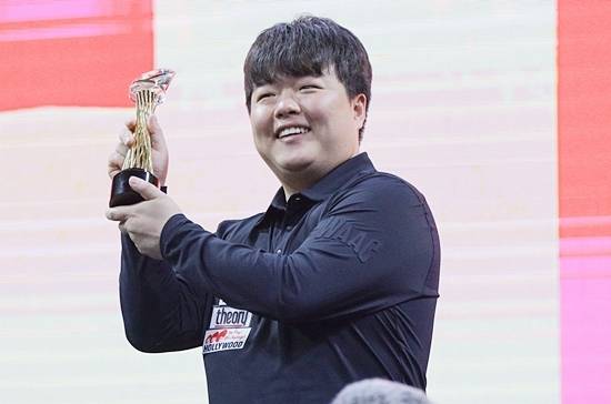 시상대에서 우승 트로피를 들고 포즈를 취한 조명우. (사진=SOOP)