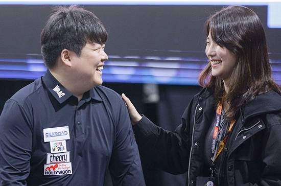 “축하해” 콜롬비아 보고타까지 동행한 조명우 선수 여자친구인 용현지(LPBA) 선수가 시상식에서 우승을 축하해주고 있다. (사진=SOOP)