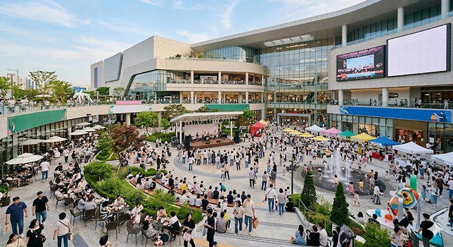 체류형 대형복합상가 AI 이미지 [GEMINI]