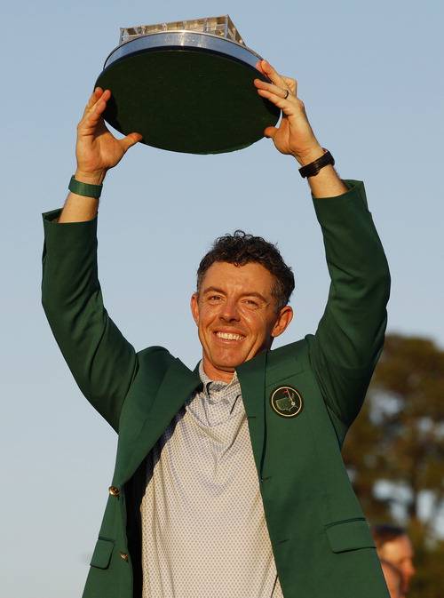 로리 매킬로이가 오거스타 내셔널골프클럽의 클럽하우스를 본뜬 마스터스 우승 트로피를 들고 활짝 웃고 있다.  UPI연합뉴스