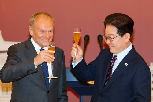 이재명 대통령과 도날트 투스크 폴란드공화국 총리가 13일 청와대에서 열린 오찬에서 건배를 하고 있다. [김호영 기자]