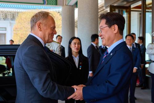 이재명 대통령이 13일 오전 정상회담을 위해 청와대에 도착한 도날트 투스크 폴란드 총리를 영접하고 있다. [사진 = 청와대]