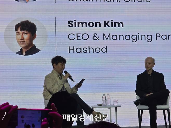 13일 서울 강남구에서 열린 서클 행사 도중 제레미 알레어 서클 CEO(오른쪽)가 김서준 해시드 대표(왼쪽)의 질문을 경청하고 있다. 이날 두 수장은 한국 시장의 규제 환경과 스테이블코인의 미래, USDC만의 경쟁력에 대해 심도 있는 대담을 나눴다. [사진=안갑성 기자]