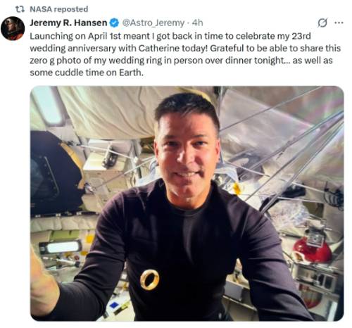 아르테미스 2호 임무를 완수한 우주비행사 제레미 한센이 13일(한국 시각) 자신의 X 계정에 "아내 캐서린과의 23번째 결혼기념일을 축하하기 위해 지구로 돌아왔다"며 "지구에서 포옹의 시간을 보낼 수 있음에 감사하다"고 썼다. /사진=제레미 한센 X 계정