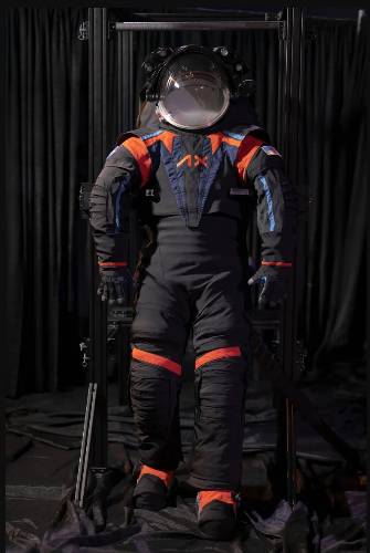 미국 우주 기업 액시옴 스페이스는 개발한 '차세대 우주복' AxEMU를 아르테미스 3호에서 선보일 계획이다. /사진=NASA·액시옴 스페이스