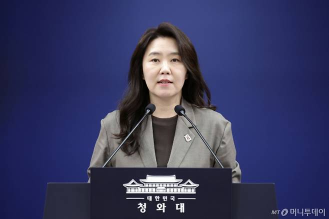 [서울=뉴시스] 최동준 기자 = 강유정 수석대변인이 13일 청와대에서 한-폴란드 정상회담 등 현안 관련 브리핑을 하고 있다. 2026.04.13. photocdj@newsis.com /사진=최동준