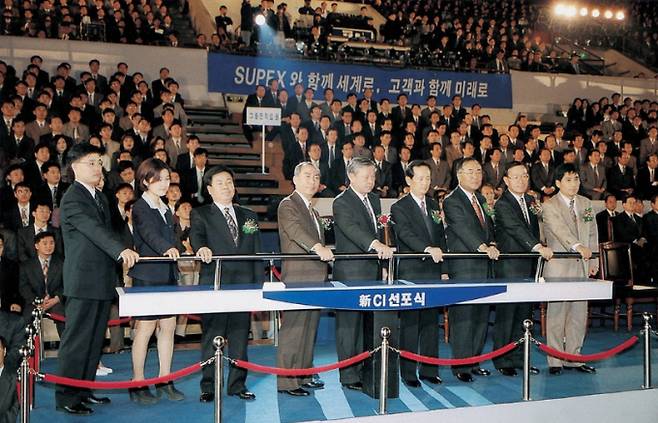 1997년 3월24일 SK텔레콤으로의 사명 변경 및 신 CI 선포식을 진행하는 모습. /사진=SK텔레콤