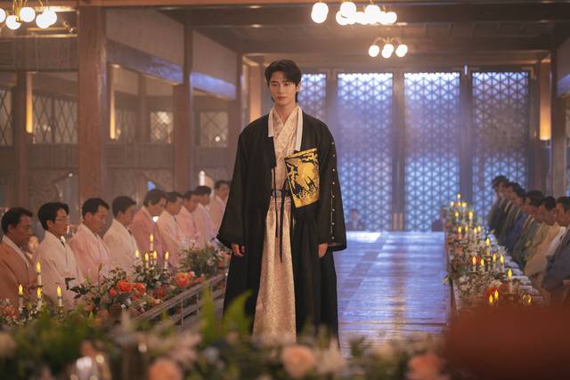 화려한 궁중 의상을 입은 이안대군 역의 변우석.