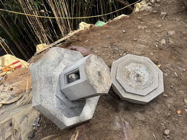 13일 오후 부산 기장군 기장읍 해동용궁사 입구 소로길 확장 공사 현장에서 강풍으로 석등 상부가 떨어졌다. 부산소방재난본부 제공