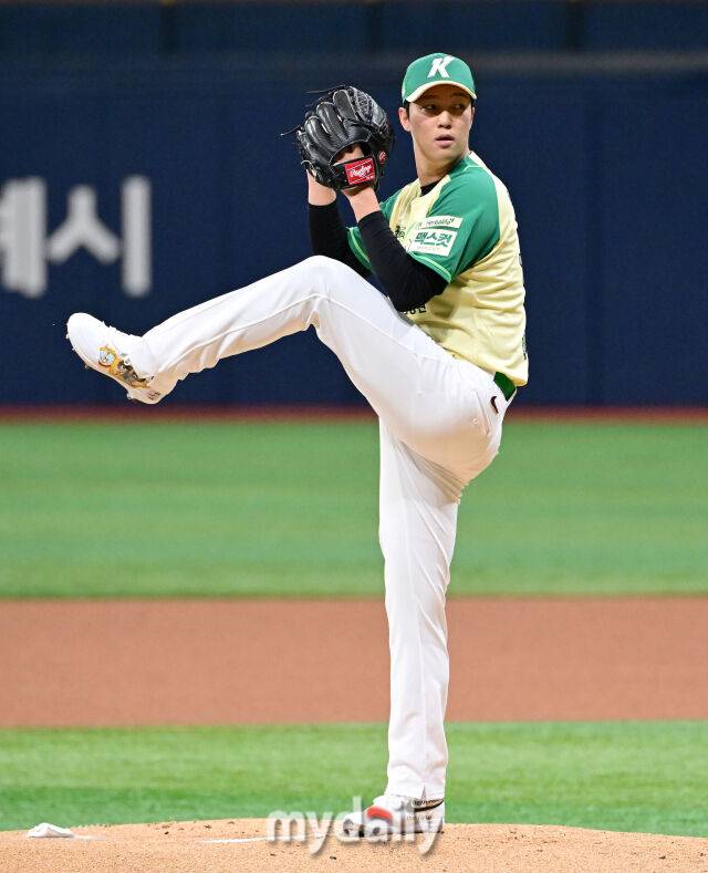 2026년 4월 12일 오후 서울 고척스카이돔에서 열린 '2026 신한 SOL KBO리그' 롯데 자이언츠와 키움 히어로즈의 경기. 키움 선발투수 안우진이 1회초 역투하고 있다./고척=유진형 기자 zolong@mydaily.co.kr