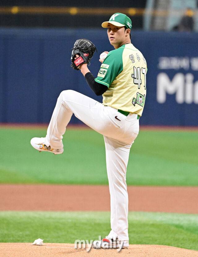 2026년 4월 12일 오후 서울 고척스카이돔에서 열린 '2026 신한 SOL KBO리그' 롯데 자이언츠와 키움 히어로즈의 경기. 키움 선발투수 안우진이 1회초 역투하고 있다./고척=유진형 기자 zolong@mydaily.co.kr