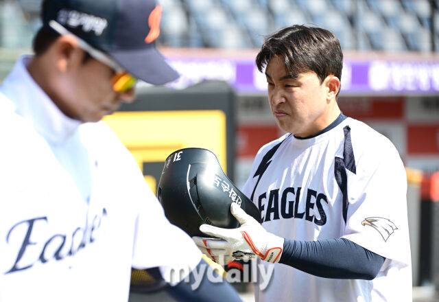 2026년 3월 28일 오후 대전 한화생명볼파크에서 ‘2026 신한 SOL KBO리그' 개막전 키움 히어로즈와 한화 이글스의 경기가 열렸다. 경기 전 한화 손아섭이 훈련하고 있다./마이데일리