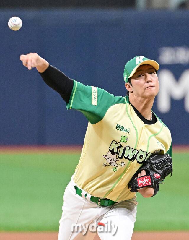 2026년 4월 12일 오후 서울 고척스카이돔에서 열린 '2026 신한 SOL KBO리그' 롯데 자이언츠와 키움 히어로즈의 경기. 키움 선발투수 안우진이 1회초 역투하고 있다./고척=유진형 기자 zolong@mydaily.co.kr