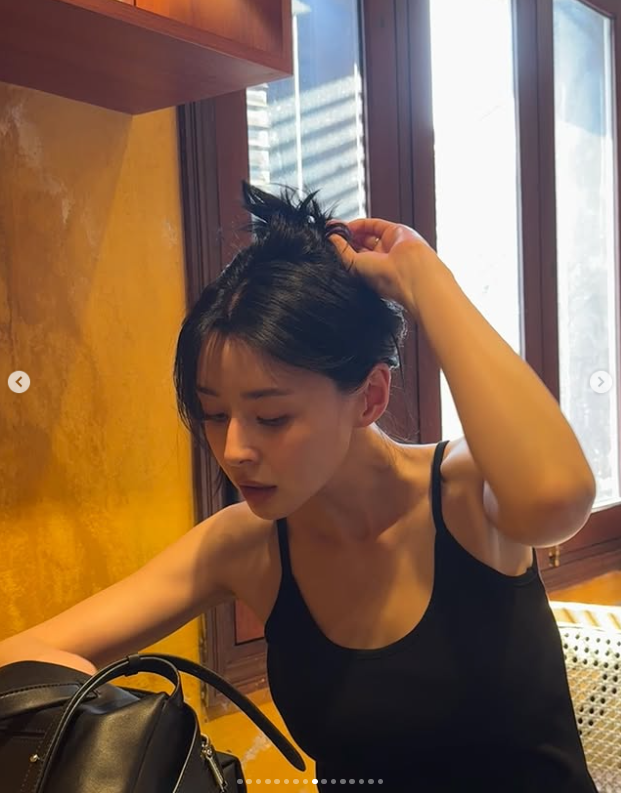 권나라는 지난 12일 자신의 SNS를 통해 “No reason just happy(이유없이 그냥 행복해)”라는 짧은 문구와 더불어 이국적인 풍경을 배경으로 한 여러 장의 근황 사진을 게재했다. /권나라 소셜미디어