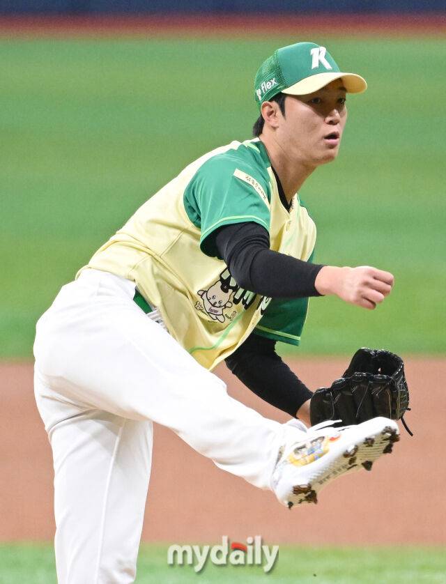 2026년 4월 12일 오후 서울 고척스카이돔에서 열린 '2026 신한 SOL KBO리그' 롯데 자이언츠와 키움 히어로즈의 경기. 키움 선발투수 안우진이 1회초 역투하고 있다./고척=유진형 기자 zolong@mydaily.co.kr