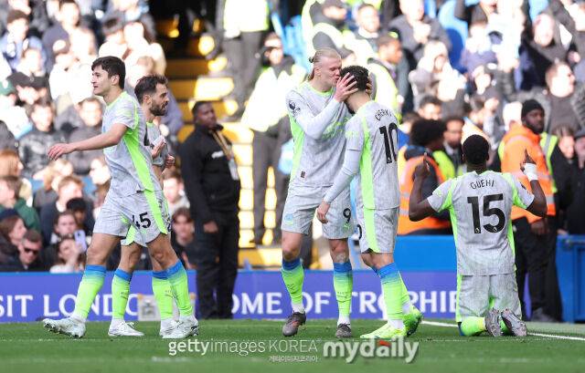 마크 게히(오른쪽)의 득점 이후 맨체스터 시티 선수들이 기뻐하고 있다./게티이미지코리아