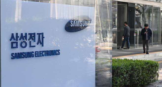 삼성전자가 7일 연결 기준 올해 1분기 잠정 실적으로 매출 133조 원, 영업이익 57조 2000억 원을 발표했다. 매출은 전년 1분기(79조 1405억 원) 대비 68.06% 늘었고, 영업이익은 같은 기간 6조 6853억 원에서 755.01% 급증했다. 매출과 영업이익 모두 사상 최대 실적을 기록했으며 시장에서는 메모리 반도체가 역대 최대 실적을 견인한 핵심으로 예측하고 있다. 사진은 이날 오전 서울 서초구 삼성전자 서초사옥의 모습. 임세준 기자