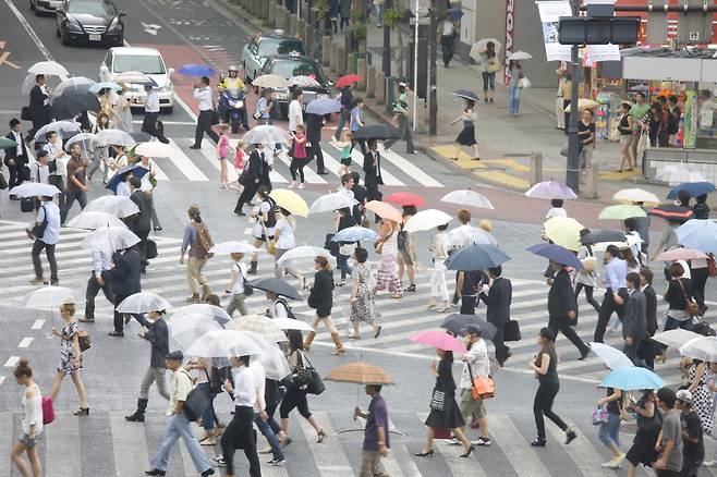 일본 한 거리에서 사람들이 횡단보도를 건너고 있다.[게티이미지뱅크]