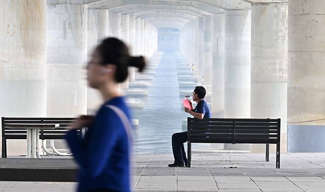 서울 마포대교를 찾은 한 시민이 물을 마시고 있다. 이상섭  기자