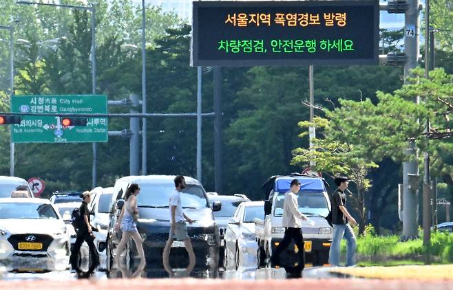 서울 여의대로에 열기로 인해 아지랑이가 피어오르고 있다.임세준 기자