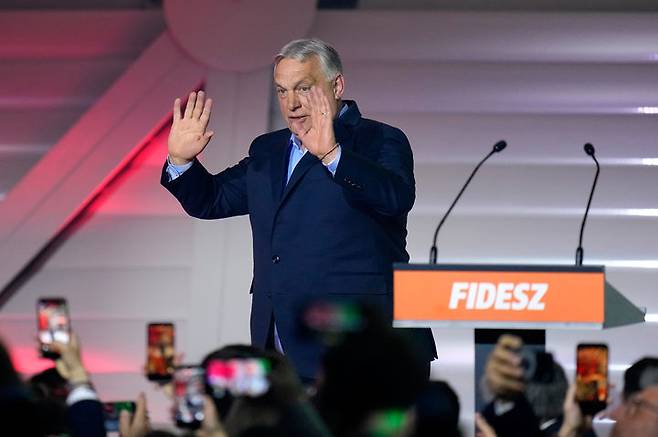 [부다페스트=AP/뉴시스] 빅토르 오르반 헝가리 총리가 12일(현지 시간) 총선 관련 연설을 한 뒤 인사하고 있다. 2026.04.13.