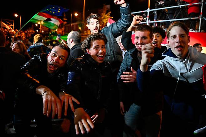 [부다페스트=AP/뉴시스] 12일(현지 시간) 헝가리 부다페스트 거리에서 총선 부분 개표 결과 발표를 접한 시민들이 환호하고 있다. 헝가리 총선에서 야당인 티서당이 압도적으로 승리한 것으로 나타났다. 패배를 인정한 피데스당의 빅토르 오르반 현 총리는 16년 만에 총리직에서 물러나게 됐다. 2026.04.13.