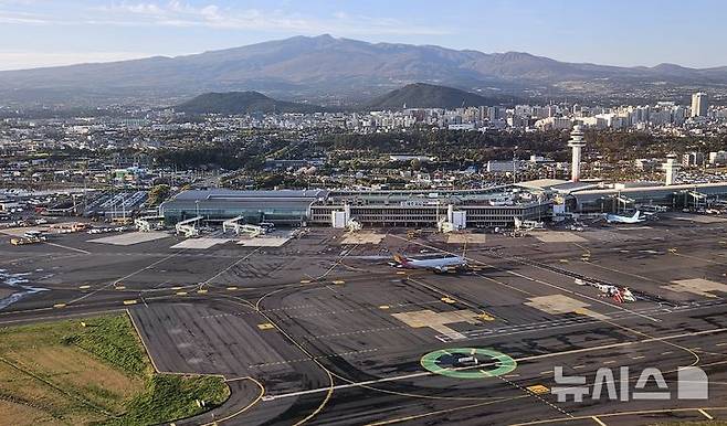 [제주=뉴시스] 우장호 기자 = 상공에서 바라 본 제주국제공항과 제주 도심 모습. (사진=뉴시스DB) photo@newsis.com