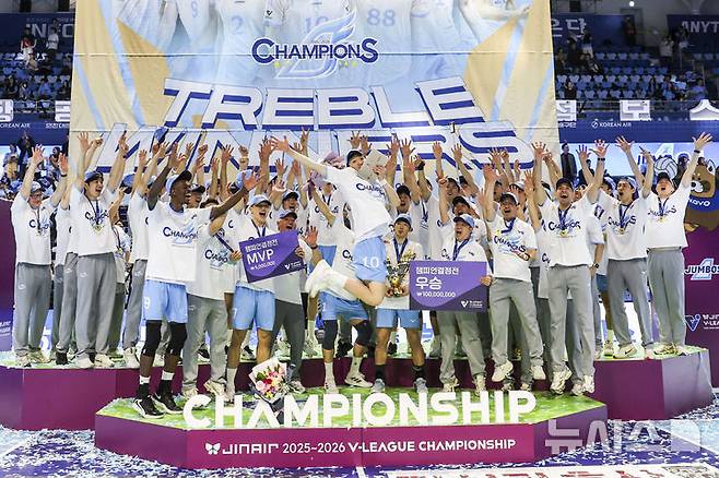 [인천=뉴시스] 정병혁 기자 = 10일 인천 계양구 인천계양체육관에서 열린 2025-2026 V리그 챔피언결정전 5차전 대한항공과 현대캐피탈의 경기에서 승리해 우승을 차지한 대한항공 선수들이 시상식에서 기념촬영을 하고 있다. 2026.04.10. jhope@newsis.com