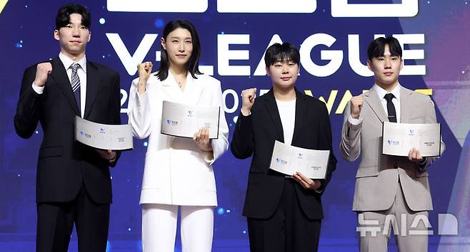 [서울=뉴시스] 추상철 기자 = 14일 오후 서울 서대문구 스위스 그랜드 호텔에서 열린 '2024-2025 V리그 시상식', 남녀 정규리그 MVP에 선정된 현대캐피탈 허수봉과 흥국생명 김연경이, 남녀 영플레이어상에 선정된 우리카드 한태준, 한국도로공사 김다은이 포즈를 취하고 있다. 2025.04.14. scchoo@newsis.com