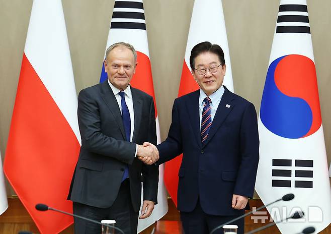 [서울=뉴시스] 고범준 기자 = 이재명 대통령과 도날드 투스크 폴란드 총리가 13일 청와대에서 열린 한-폴란드 정상회담에서 기념촬영을 하고 있다. 2026.04.13. bjko@newsis.com