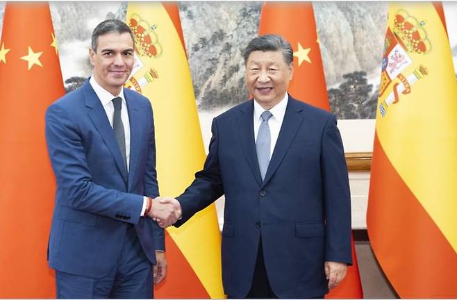 [베이징=신화/뉴시스] ﻿﻿페드로 산체스 스페인 총리(왼쪽)가 임기 내 네 번째 방중 일정을 소화하며 양국 간 경제·기술 협력 확대에 속도를 내고 있다. 사진은 산체스 총리가 2024년 9월 9일 베이징 댜오위타이 국빈관에서 시진핑 중국 국가주석과 악수하는 모습. 2026.04.13 *재판매 및 DB 금지