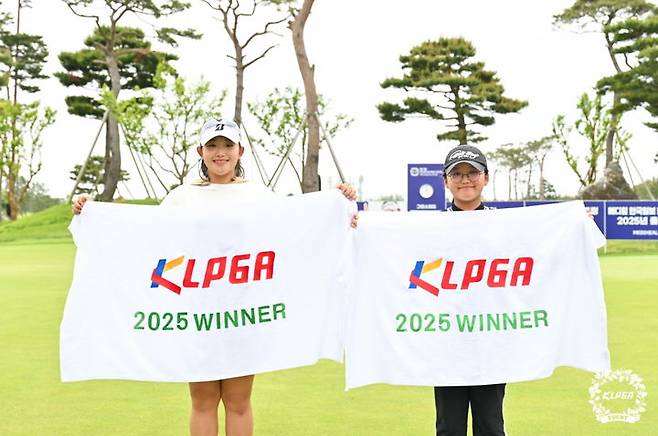 [서울=뉴시스]2025년 제15회 KLPGA 회장배 여자아마골프선수권 우승자 박채은, 남은유(오른쪽). (사진=KLPGA 제공)