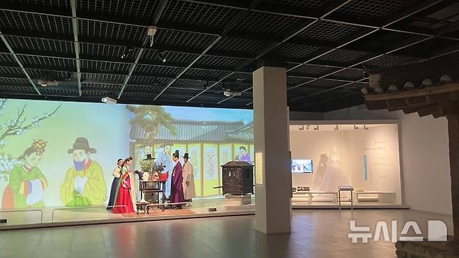 [서울=뉴시스] 백유정 인턴기자= 국립민속박물관 상설전시관3에 전시된 전통 혼례. 2026.04.09.