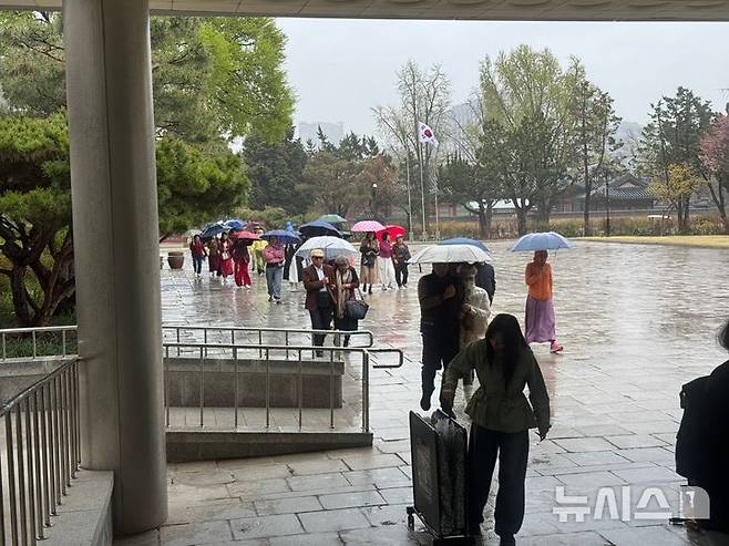 [서울=뉴시스]김세은 인턴기자 = 지난 9일 비가 오는 날씨에도 국립민속박물관을 찾는 외국인 관광객들의 모습. 2026.04.09.